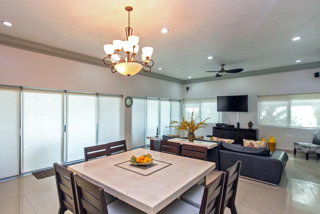 Villa Villa Rebeka - Spectacular Beachfront Oceanview 4 Bedroom - At Playacar Phase I *